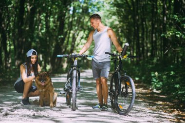 genç bir çift ile köpek