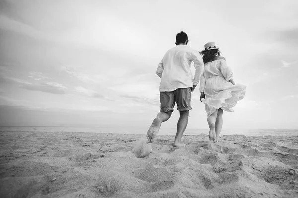 在海滩上坠入爱河的夫妻 — 图库照片