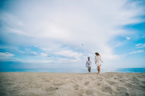 Coppia innamorata sulla spiaggia — Foto Stock