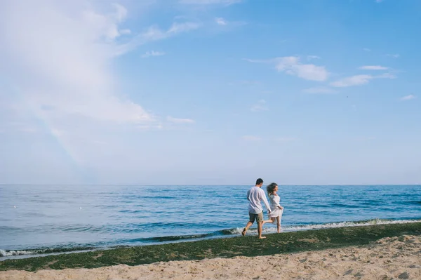 Влюбленная пара на пляже — стоковое фото