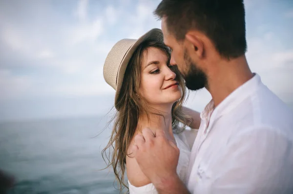 Pareja enamorada en la playa — Foto de Stock