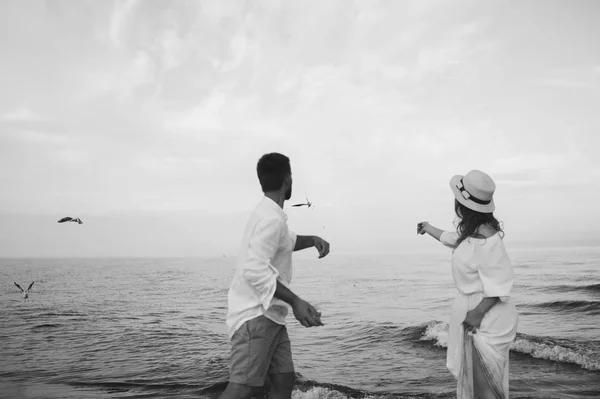 Casal apaixonado na praia — Fotografia de Stock