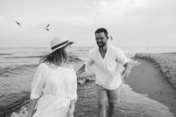 Casal apaixonado na praia — Fotografia de Stock