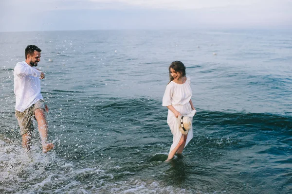 Casal apaixonado na praia — Fotografia de Stock