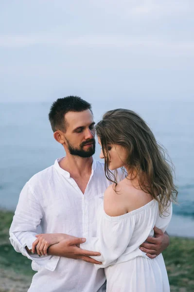 Couple amoureux sur la plage — Photo