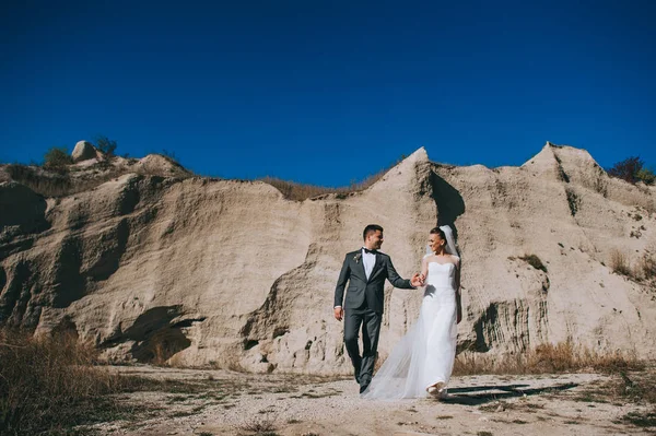 Pareja de boda en la carrera de arcilla — Foto de Stock