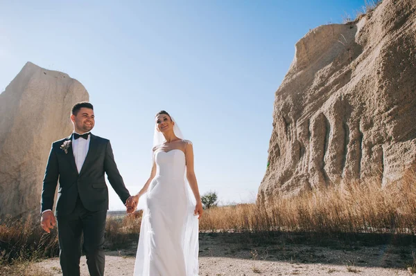 Hochzeitspaar bei der Lehmkarriere — Stockfoto