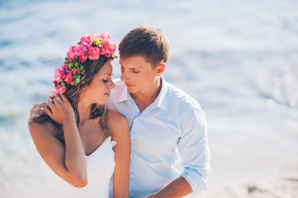 Noiva e noivo junto ao mar — Fotografia de Stock