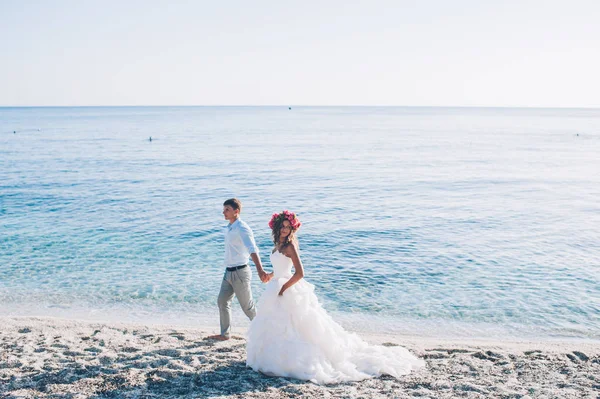 Menyasszony és a vőlegény a tenger — Stock Fotó