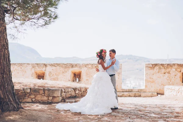 Mutlu gelin ve damat — Stok fotoğraf