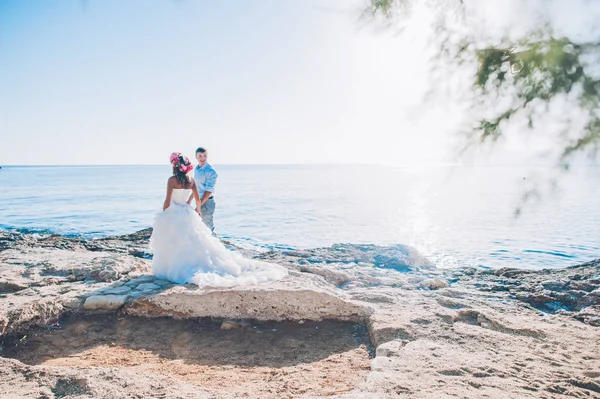 Bride and groom by the sea — Stock Photo, Image