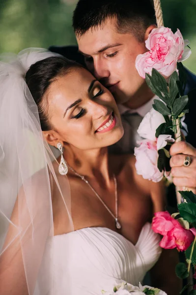 Mariée et marié sur balançoire — Photo