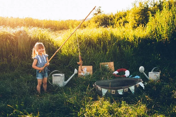 Little girl playing fishing — Stock Photo, Image