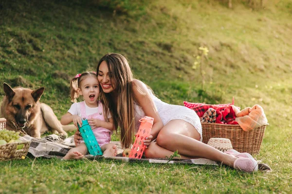 Anne ve kızı bir piknik — Stok fotoğraf