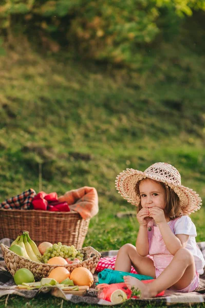 Ragazzina su un picnic — Foto Stock