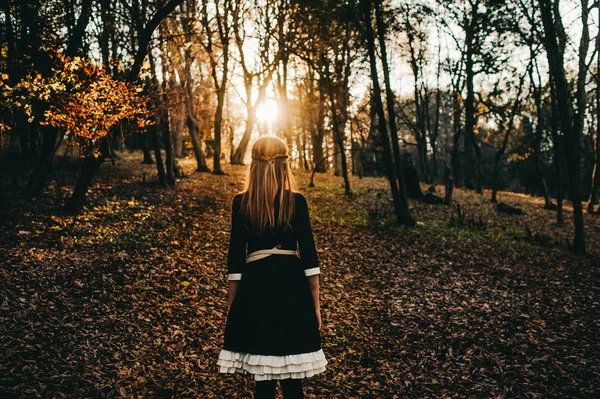 神秘的な森の女の子 — ストック写真