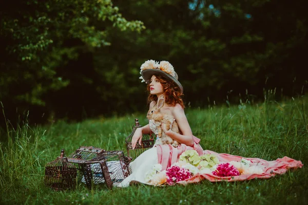 Belle fille avec un lapin — Photo