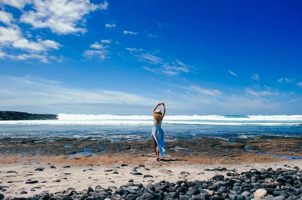 Belle fille sur la plage — Photo