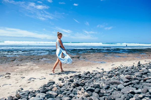 Fille marche sur la plage — Photo