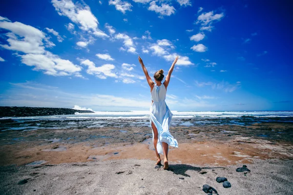 Excitée fille sur la plage — Photo