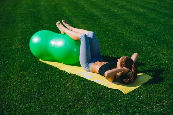 Uygun topu ile egzersiz yaparak kadın — Stok fotoğraf
