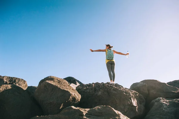 Jeune femme pratiquant le yoga — Photo