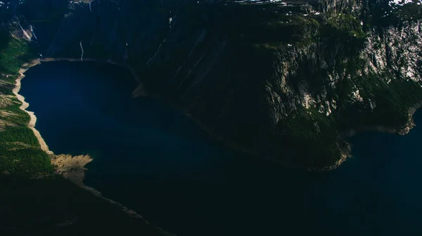Lago e montanhas na Noruega — Fotografia de Stock
