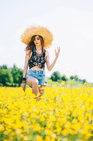 Wiman op een gebied van gele bloemen — Stockfoto