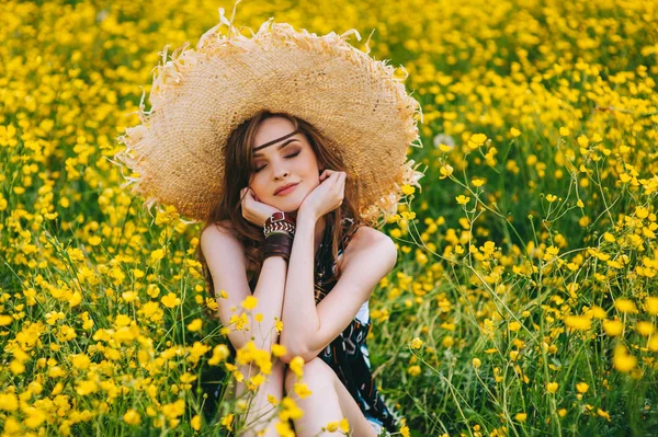 Парикмахер в поле желтых цветов — стоковое фото