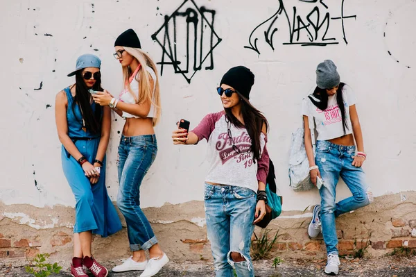 Quatro meninas hipster — Fotografia de Stock