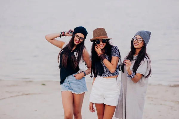 Hipster meisjes op het strand — Stockfoto