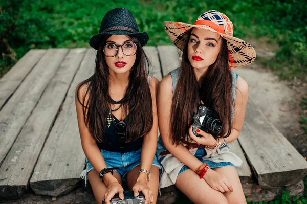 Junge stilvolle Frauen — Stockfoto