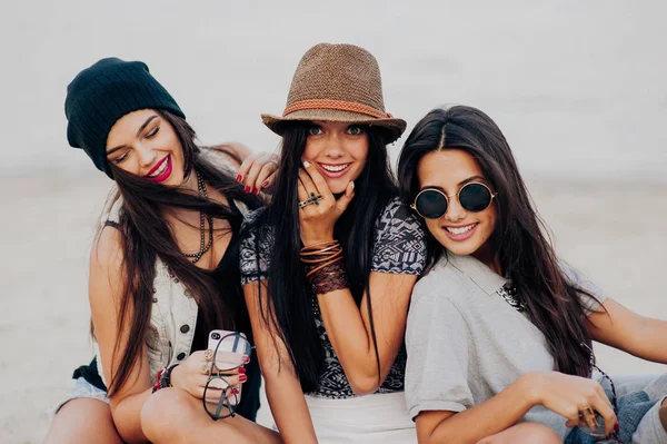 Ragazze hipster sulla spiaggia — Foto Stock