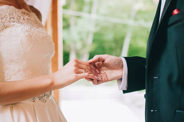 Pareja cogida de la mano —  Fotos de Stock