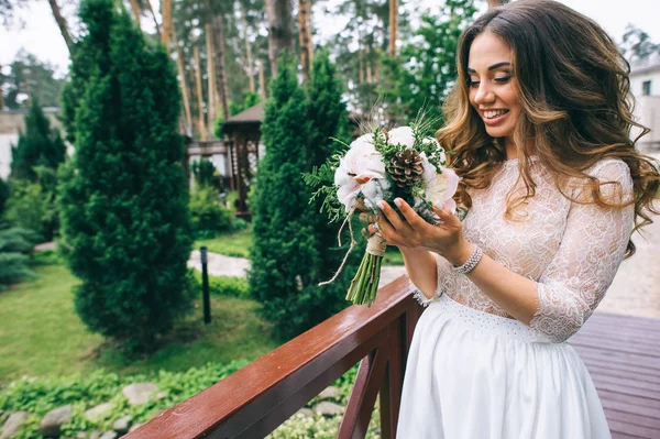 Невеста с белым букетом — стоковое фото