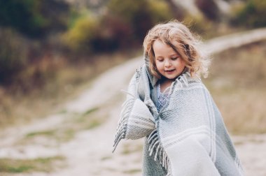 Kız kalın battaniye ile örtülü 