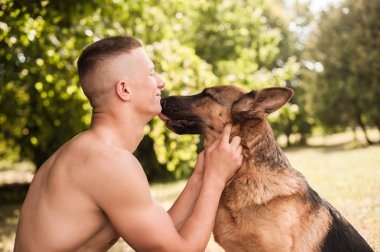 bir Alman çoban ile atletik adam