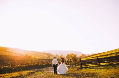 genç bir çift bir yürüyüş 