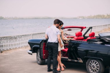  retro car yakınındaki bir adamla kız