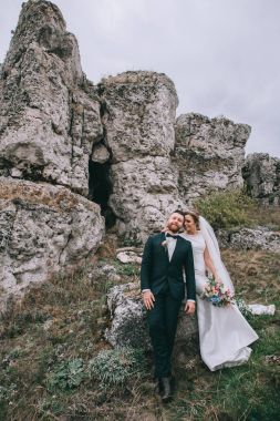 Mutlu çift poz portresi 