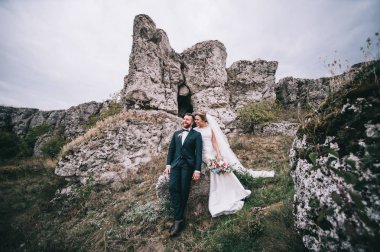 Mutlu çift poz portresi 