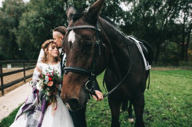 siyah bir at ile genç Çift