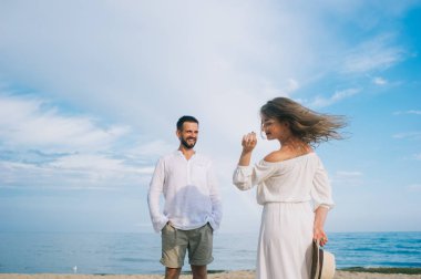 Kumsalda aşık bir çift