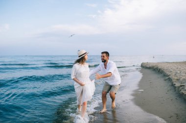 Kumsalda aşık bir çift