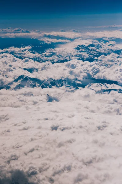 云层和窗外的天空 — 图库照片