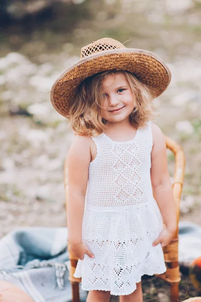 Little girl  outdoors — Stock Photo, Image