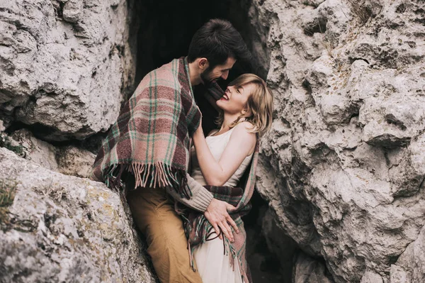 Loving couple in the mountains — Stock Photo, Image