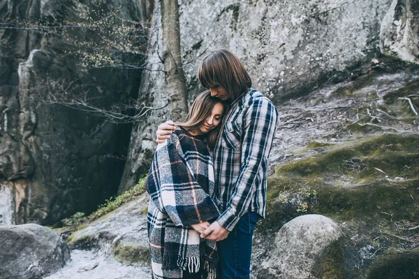 Pár v lásce v Karpatských horách — Stock fotografie