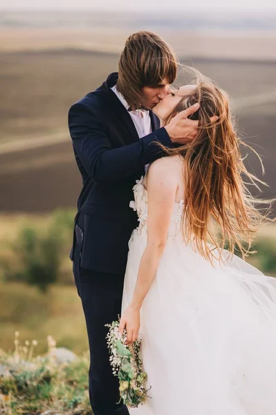 Bruidspaar in de avond — Stockfoto