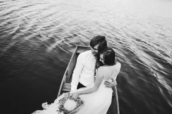Bruid en bruidegom na de bruiloft — Stockfoto
